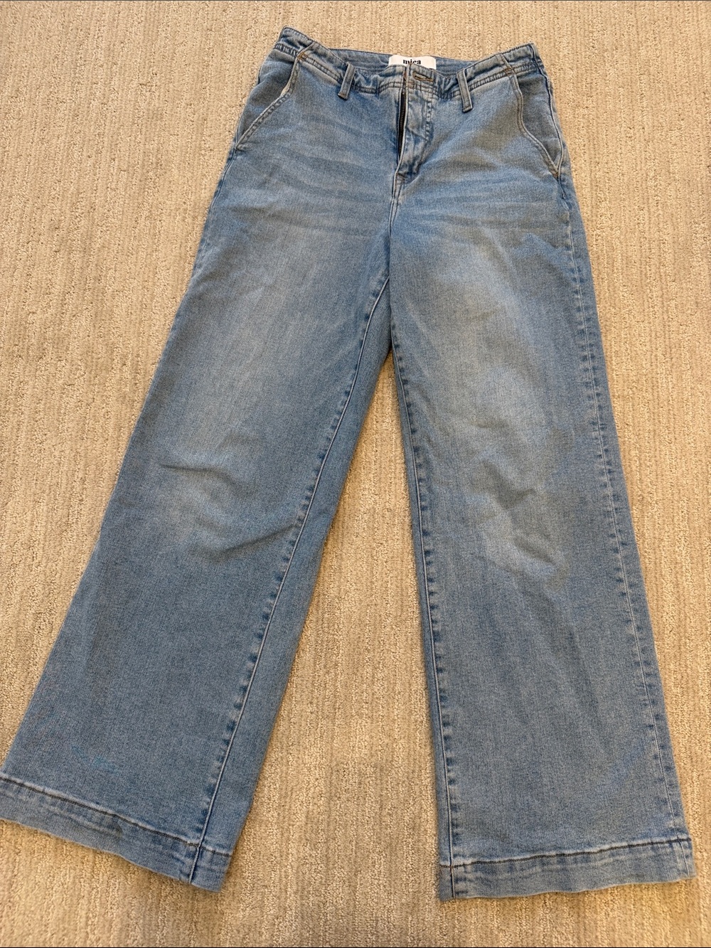 Light Wash Women's Wide-Leg Jeans - Casual Flare